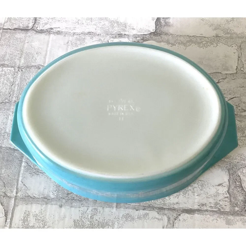Pyrex Turquoise Snowflake 2.5 qt Casserole with Lid (small chip)